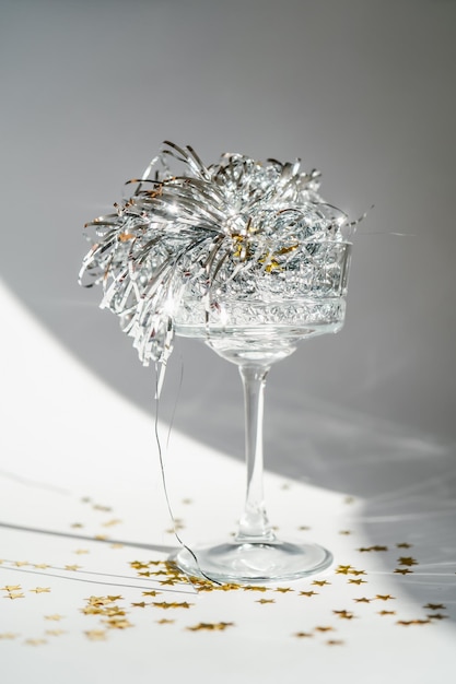 Champagneglas met glanzende sequins en tinsel