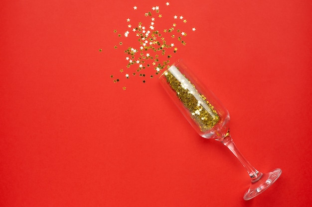 Champagneglas met gouden sterren confetti