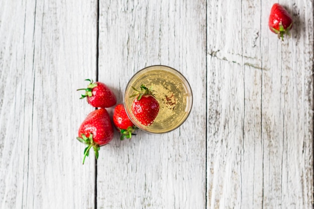 Champagneglazen en aardbeien