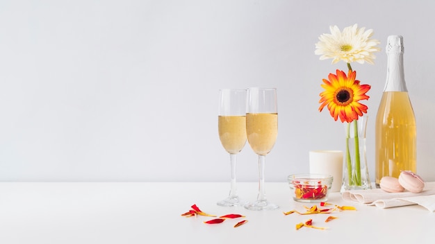 Foto champagneglazen met bloemen op de tafel