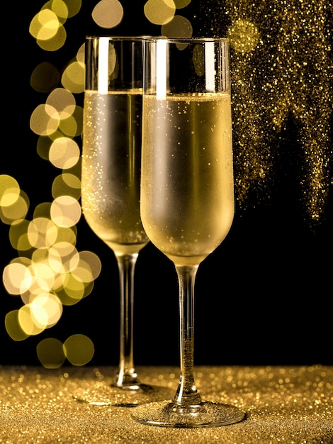 Foto champagneglazen met bokehlichten