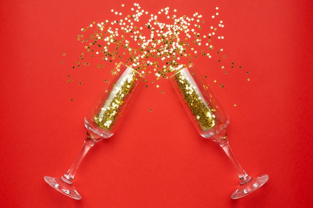Champagneglazen met gouden sterren confetti, Kerstmis en Nieuwjaar concept