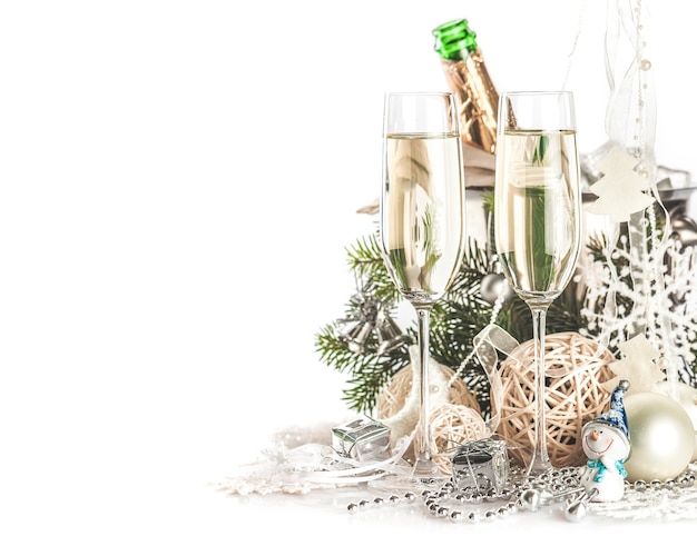 Champagneglazen met kerst-, nieuwjaarsversieringen