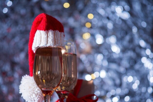 Champagneglazen met kerstmutsen