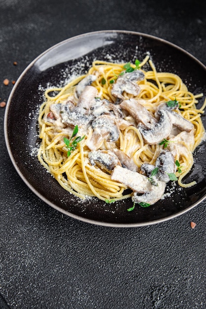 champignon pasta spaghetti champignon tweede gang groente eten maaltijd snack op tafel