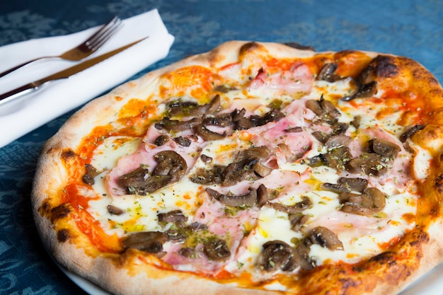 Champignon pizza. Napolitaanse pizza met tomatensaus, kaas, ham en champignons. Authentieke Italiaanse rec