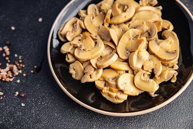 champignon plakje in plaat paddestoel maaltijd voedsel snack op tafel kopieer ruimte voedsel achtergrond rustiek