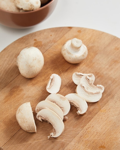 Champignonchampignons gesneden op houten snijplank