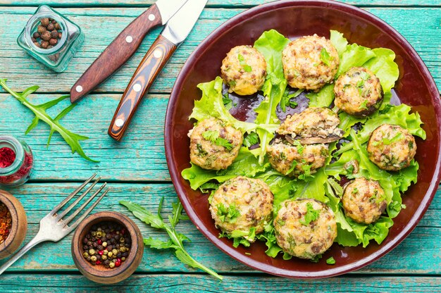 Champignonpaddestoelen gevuld met rundergehakt. Italiaans eten.