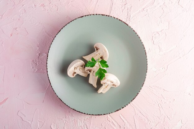 Champignonpaddestoelen in een witte plaat