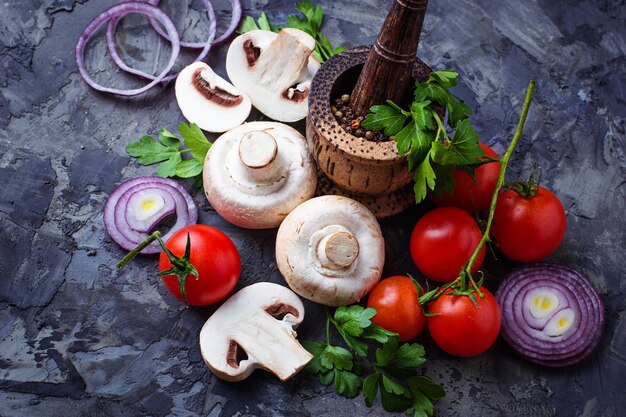 Champignonpaddestoelen, kersentomaten en rode ui. Selectieve aandacht