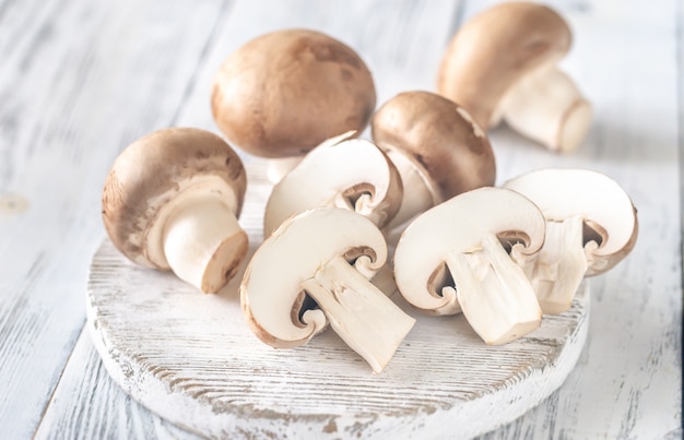 Champignonpaddestoelen op de houten raad