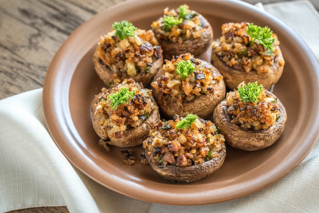 Champignons doppen gevuld met een mengsel van kaas, ui, paneermeel en boter