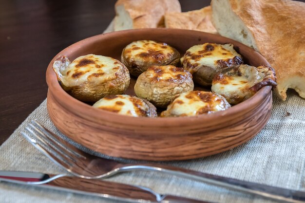 Champignons en bestek close-up op tafel