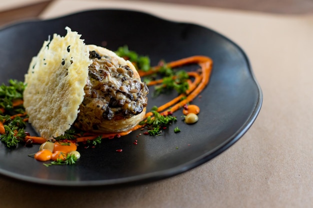 Champignons gebakken in de oven met geraspte kaasrasp traditionele kaas ovenschotel franse keuken bak