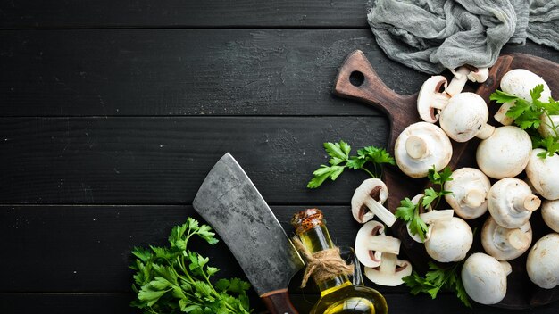 Champignons gesneden op een zwart tafelblad Bovenaanzicht Vrije ruimte voor tekst