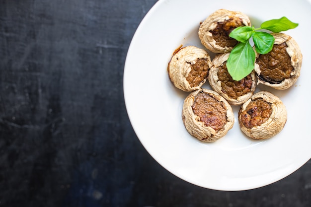 Foto champignons gevuld vlees champignons gebakken vers varkensvlees rundvlees kip of kalkoen maaltijd snack op tafel