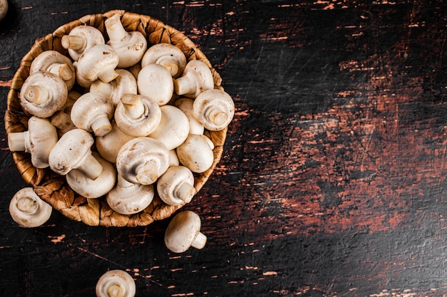 Champignons in een mandje op tafel