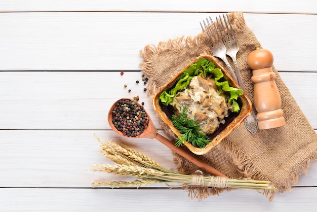 Champignons in zure roomsaus met uien en kruiden op rustieke achtergrond bovenaanzicht banner