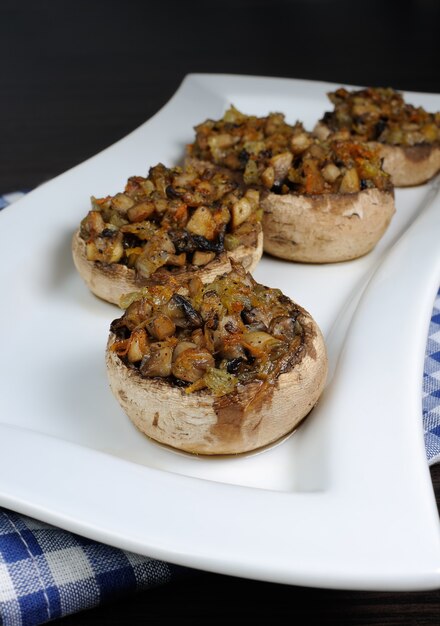 Champignons met groentevulling op een bord