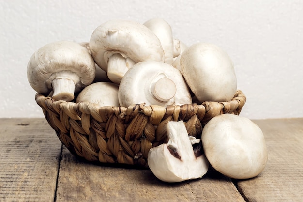 Champignons van champignons in een rieten mand in rustieke stijl