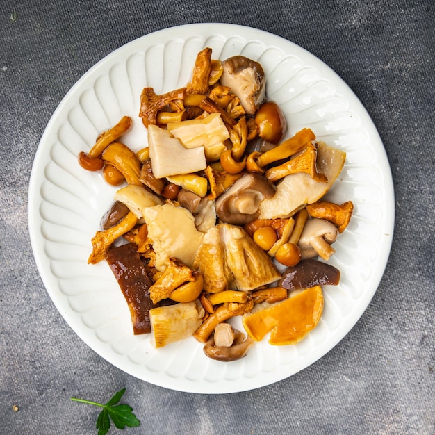 champignonsalade mix witte champignon boletus hanenkam voorgerecht maaltijd eten snack op tafel