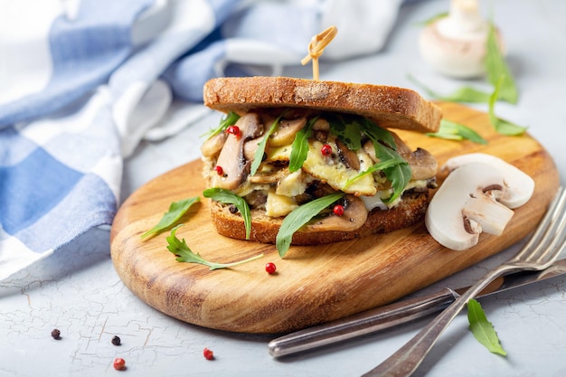 Champignonsandwich met roerei en rucola