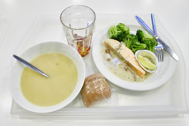 Champignonsoeppuree en vis met groenten op borden Gezond eten zonder vlees