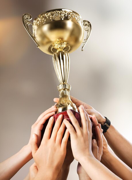 Foto coppa dei campioni nelle mani su sfocatura