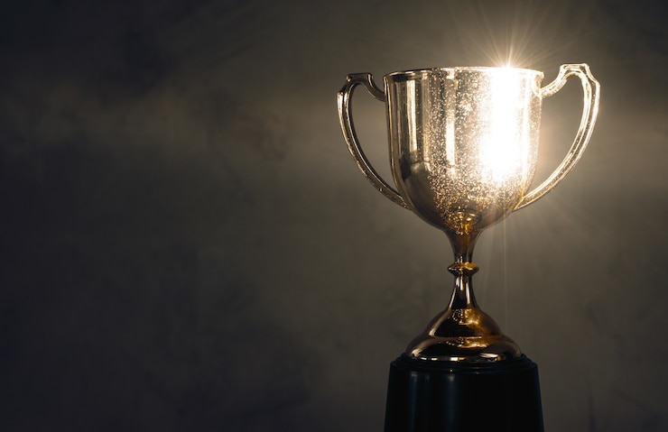 Photo champion golden trophy placed on wooden table