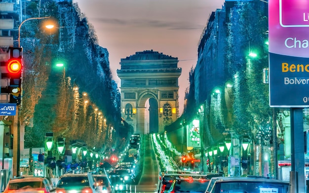 Champs Elysees boulevard teken zicht's nachts met verkeerslichten