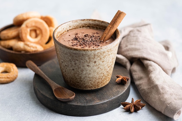 Champurrado traditionele Mexicaanse maïsdrank met chocolade selectieve focus