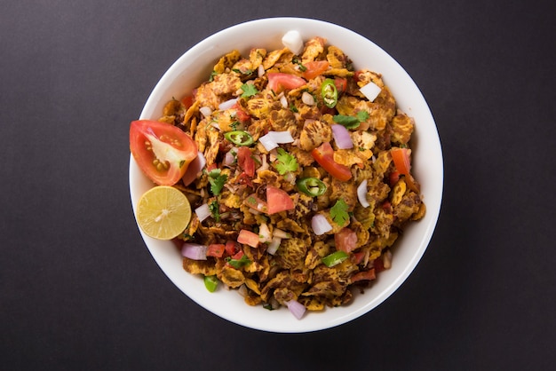 Photo chana chor jor garam - indian roadside spicy chat or snack food, served in a plate or bowl over colourful or wooden background. selective focus