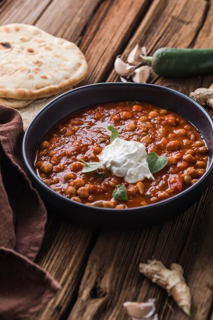 Chana Masala Kruidige kikkererwten curry geserveerd met chapatis