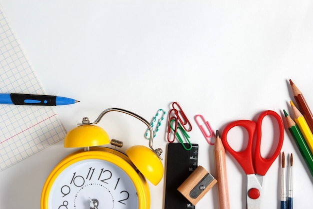 Cancelleria per la scuola su uno sfondo bianco