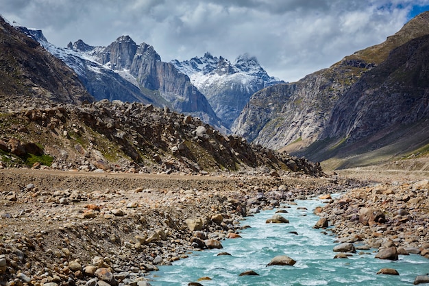 Chandra River in Lahaul Valley in de Himalaya