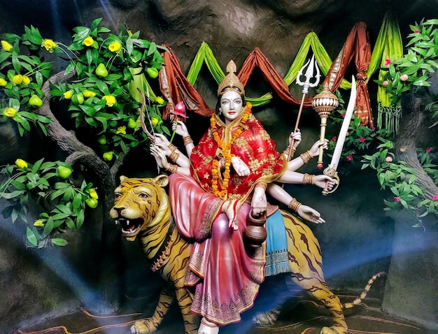 사진 나브라트리 축제의 세 번째 나바두르가 (navadurga) 를 위한 찬드라간타 데비 (chandraghanta devi)