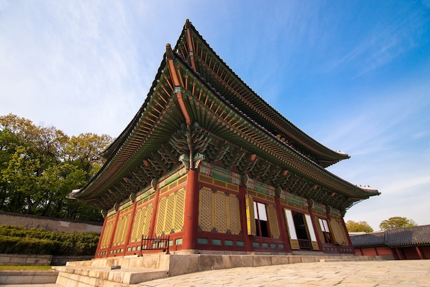 Фото Дворец чхандоккун в сеуле, корея. фотография сделана широкоугольным объективом