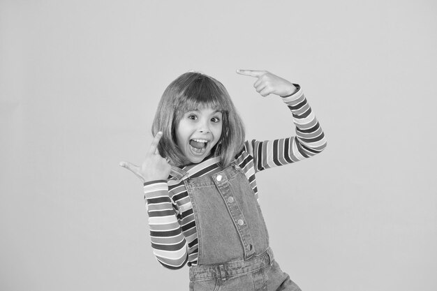 색상 변경 판타지 헤어 트렌드 밝고 생생한 헤어 스타일을 가진 꼬마 소녀 인공 가발 개념 안료 염색 머리 자기 표현을위한 자유 성장 차일드 머리 색칠하기 좋은 방법 업그레이드 의상