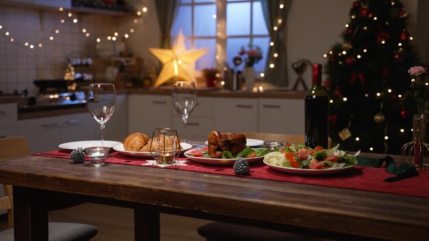 크리스마스 이브와 두 사람을 위한 낭만적인 저녁 식사를 위해 아름답게 장식된 홈 인테리어의 초점 변경