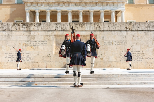 Cambio della guardia presidenziale chiamata evzones davanti al monumento del milite ignoto