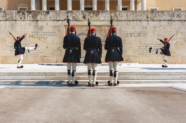 Foto cambio della guardia presidenziale chiamata evzones davanti al monumento del milite ignoto