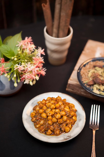 Чанла Масала, индийская еда, миски и тарелки с видом сверху на индийскую еду