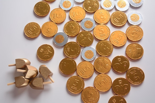 Chanoeka Chocolade shekel Munten Heerlijke chocolade shekels in gouden verpakking Chanoeka gelt met menora