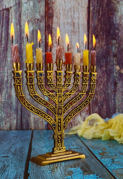 Chanoeka menorah met brandende kaarsen