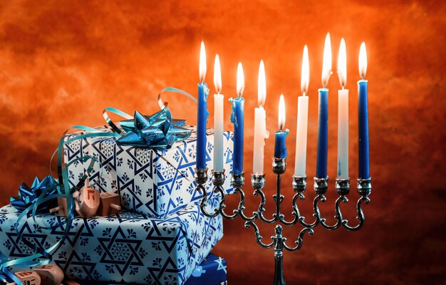 Chanoeka menorah met brandende kaarsen