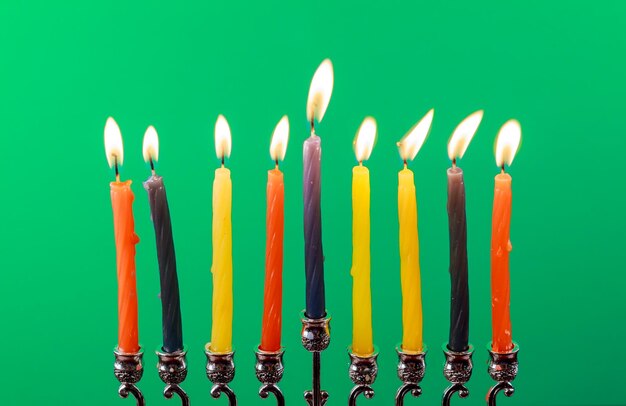 Chanoeka menorah met kaarsen Chanoeka kaarsen gelukkig brandende groene achtergrond isolatie