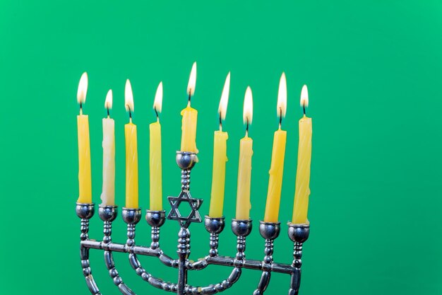 Chanoeka menorah met kaarsen Chanoeka kaarsen gelukkig brandende groene achtergrond isolatie