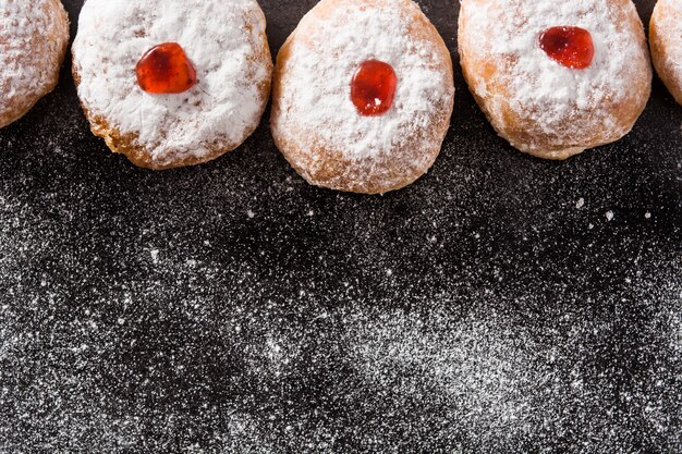 Chanoeka sufganiyot. Traditionele Joodse donuts voor Chanoeka, kopie ruimte