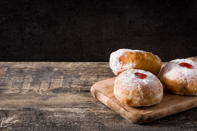 Chanoeka sufganiyot. Traditionele Joodse donuts voor Chanoeka, kopie ruimte